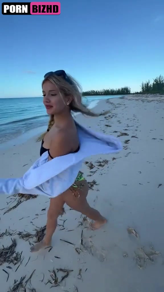 Breckie Hill Leaked Onlyfans – Show body on beach !!!